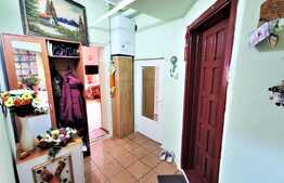 Apartament la casa de 3 camere, 72 mp utili, curte mare, zona Centrala