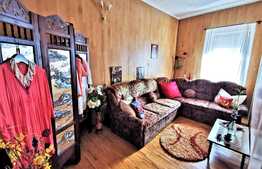 Apartament la casa de 3 camere, 72 mp utili, curte mare, zona Centrala