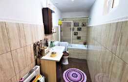 Apartament la casa de 3 camere, 72 mp utili, curte mare, zona Centrala