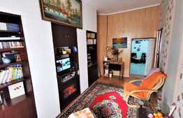 Apartament la casa de 3 camere, 72 mp utili, curte mare, zona Centrala