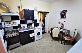 Apartament la casa de 3 camere, 72 mp utili, curte mare, zona Centrala