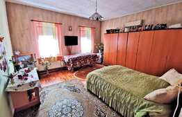 Apartament la casa de 3 camere, 72 mp utili, curte mare, zona Centrala