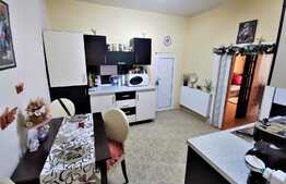 Apartament la casa de 3 camere, 72 mp utili, curte mare, zona Centrala