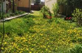 Apartament la casa de 3 camere, 72 mp utili, curte mare, zona Centrala