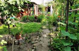 Apartament la casa de 3 camere, 72 mp utili, curte mare, zona Centrala