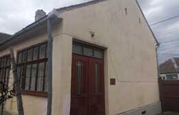 Casă 180 mp utili, teren 14049 mp, Lipova