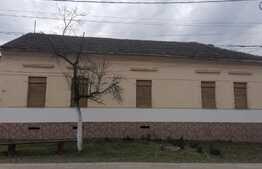 Casă 180 mp utili, teren 14049 mp, Lipova