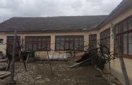 Casă 180 mp utili, teren 14049 mp, Lipova