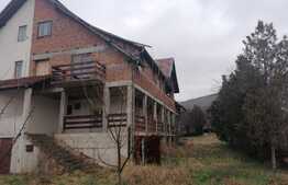 Duplex la rosu, 310 mp utili, teren 700 mp, Păuliș