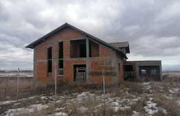 Casa la rosu, 450 mp utili, 1000 mp teren, Macea