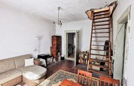 Apartament 3 camere la casa, curte comuna, parter, mansarda, Gradiste