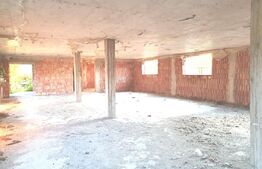 Casa 24 camere, constructie la rosu  