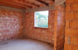 Casa 24 camere, constructie la rosu  