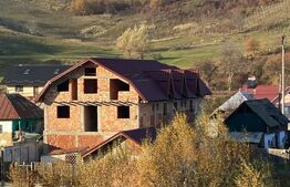 Casa 24 camere, constructie la rosu  