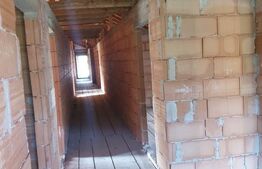 Casa 24 camere, constructie la rosu  