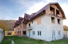 Casa 24 camere, constructie la rosu  