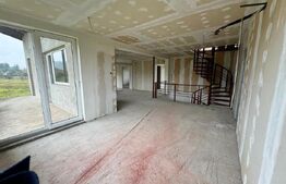 Casă semifinisată cu teren generos – 377 mp utili, 5754 mp teren – ideală pentru