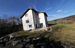 Vilă 234 mp, 5 Dormit. Renovată 2019, 20 km BM, Terasă, Teren Extensibil.