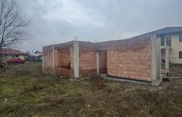 Casă la roșu în Tăuții Măgherăuș, teren 800 mp, acces triplu