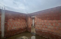 Casă la roșu în Tăuții Măgherăuș, teren 800 mp, acces triplu