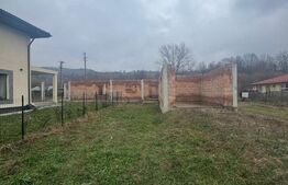 Casă la roșu în Tăuții Măgherăuș, teren 800 mp, acces triplu