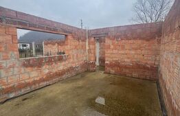 Casă la roșu în Tăuții Măgherăuș, teren 800 mp, acces triplu