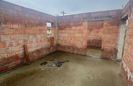 Casă la roșu în Tăuții Măgherăuș, teren 800 mp, acces triplu