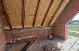 Casă P+M la roșu de vânzare în Catalina – zonă liniștită, locuința ideală