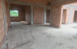 Casă la roșu, parter 130 mp + 1000 mp teren – Săcălășeni, zonă centrală