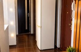 Apartament 2 camere, decomandat, 56 mp, 2 balcoane, etaj 1, zona Hotvon
