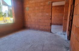 Casa la rosu, de 5 camere, in zona linistita 