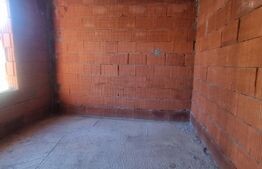 Casa la rosu, de 5 camere, in zona linistita 