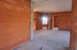 Casa la rosu, de 5 camere, in zona linistita 