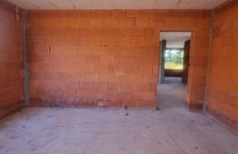 Casa la rosu, de 5 camere, in zona linistita 