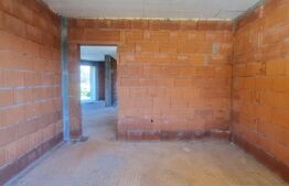 Casa la rosu, de 5 camere, in zona linistita 