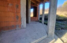 Casa la rosu, de 5 camere, in zona linistita 