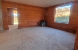 Casa la rosu, de 5 camere, in zona linistita 