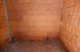 Casa la rosu, de 5 camere, in zona linistita 