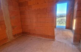 Casa la rosu, de 5 camere, in zona linistita 