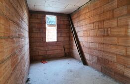 Casa la rosu, 240mp utili, 5 ari de teren, toate utilitatile