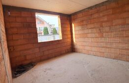 Casa la rosu, 240mp utili, 5 ari de teren, toate utilitatile