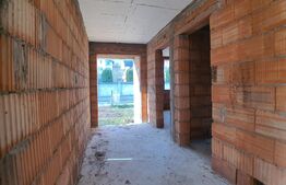 Casa la rosu, 240mp utili, 5 ari de teren, toate utilitatile