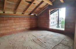 Casa la rosu, 240mp utili, 5 ari de teren, toate utilitatile