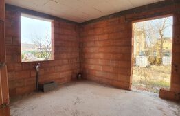 Casa la rosu, 240mp utili, 5 ari de teren, toate utilitatile