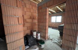 Casa cu 3 dormitoare, 2 bai si 5 ari de teren