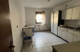 Casa in zona centrala cu 2 garaje