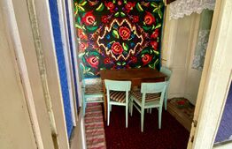 Casă cu 4 camere, anexe și 17 arii de teren la 20 km de oraș 