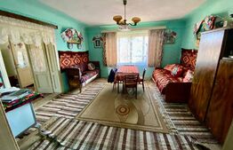 Casă cu 4 camere, anexe și 17 arii de teren la 20 km de oraș 