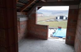 Casa individuala,180mp, 5000 mp teren plus Hala 550mp.CEPARI