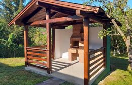 Casa cocheta, 2 dormitoare, 14 ari, zona linistita podul Jelnei